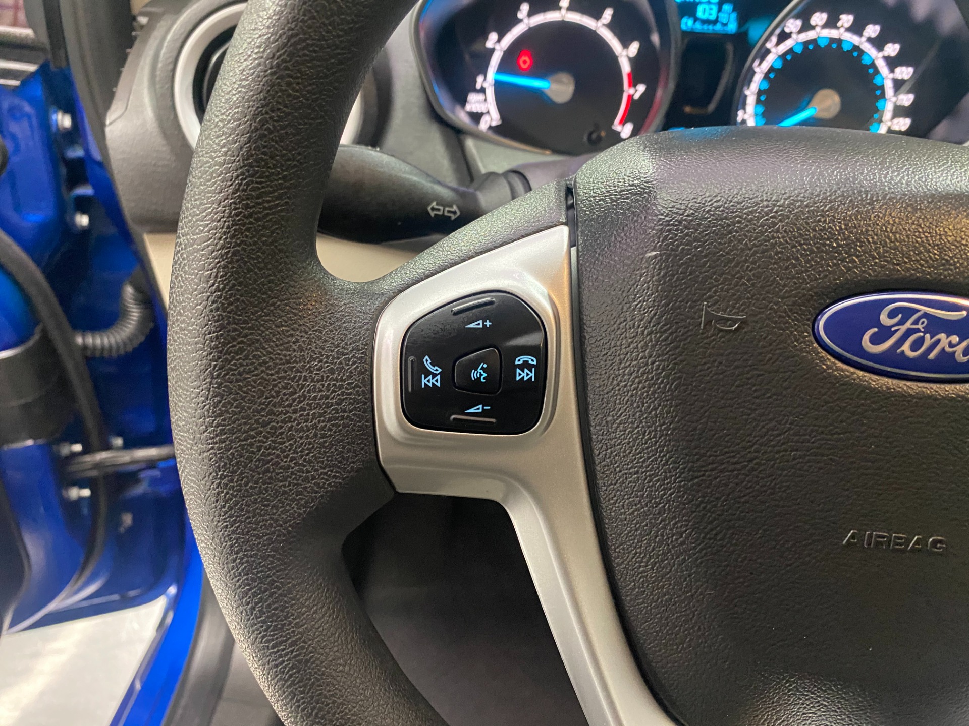 2019 ford fiesta steering deals wheel size